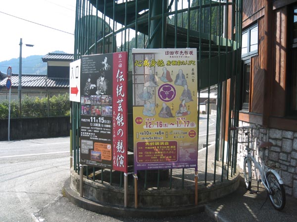 Click to magnify/shrink